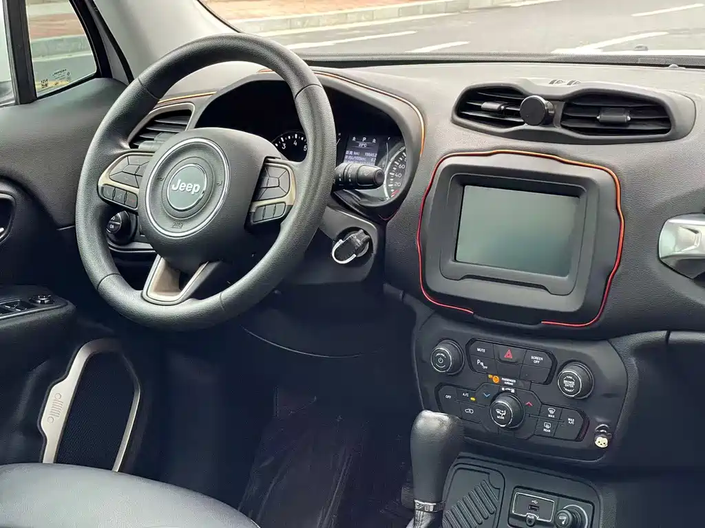 Jeep Renegade 2018 — фото 8