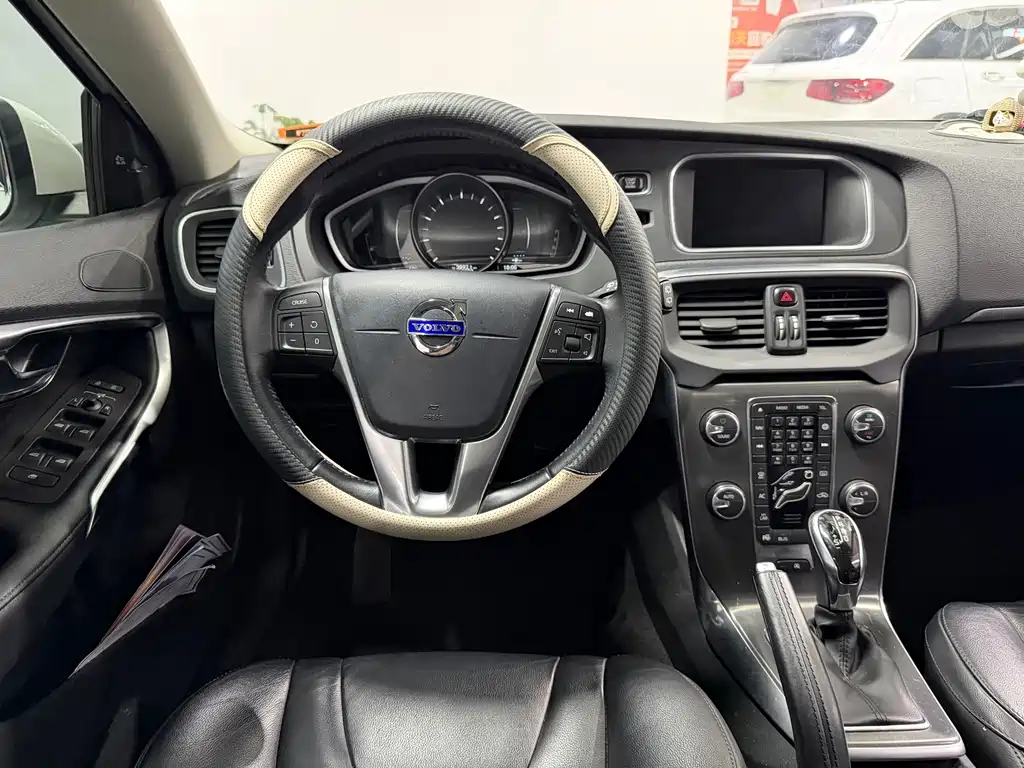 Volvo V40 2016 — фото 10