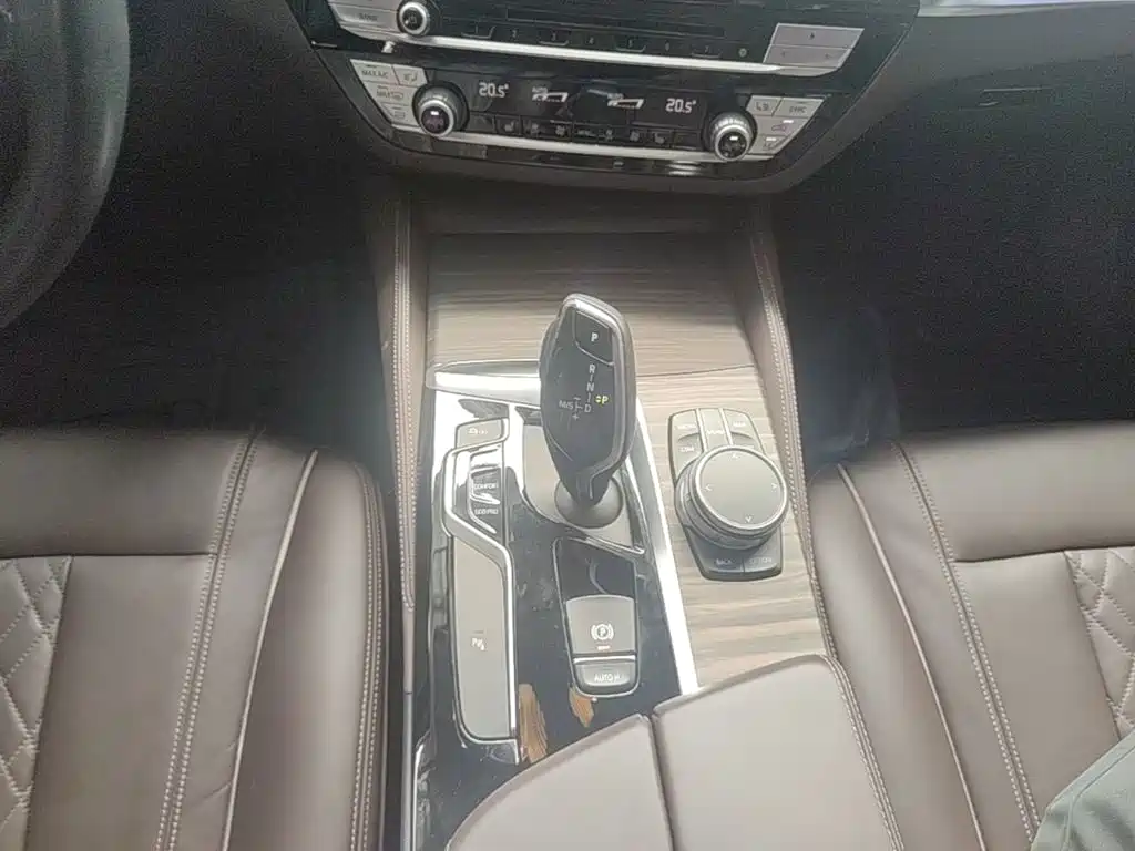 BMW 5 Series 2019 — фото 14