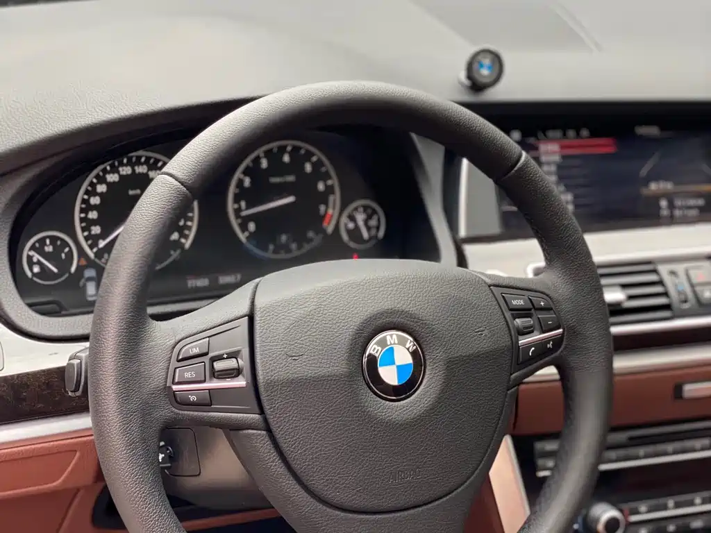BMW 5 Series GT 2017 — фото 34
