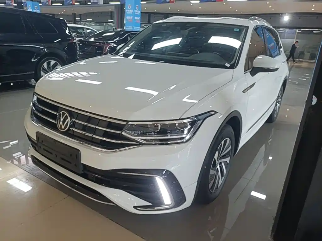 Volkswagen Tiguan L Plug-In Hybrid 2023 — фото 2