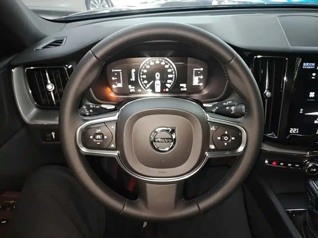 Volvo XC60 2021 — фото 11
