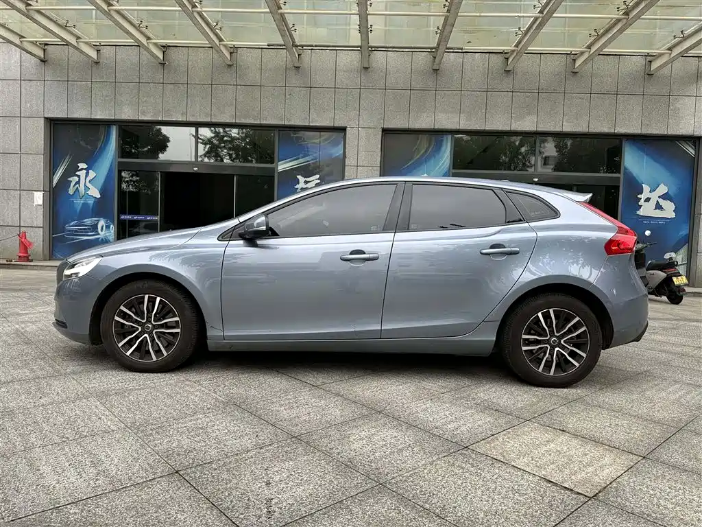 Volvo V40 2019 — фото 8