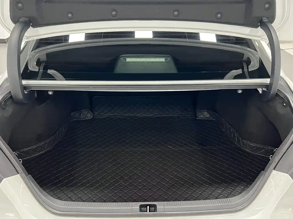 Toyota Camry 2019 — фото 10