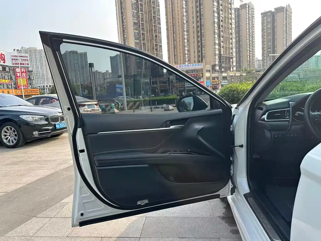 Toyota Camry 2018 — фото 14