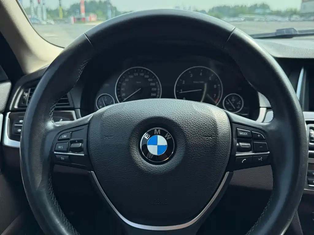 BMW 5 Series 2015 — фото 18