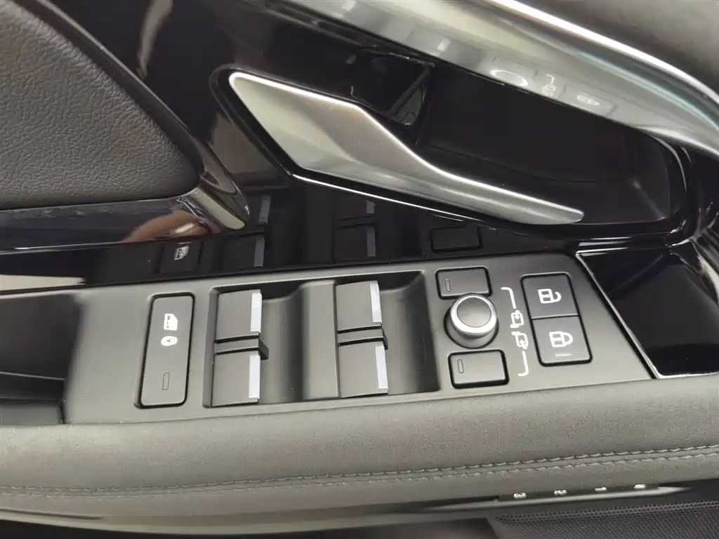 Land Rover Evoque 2023 — фото 9