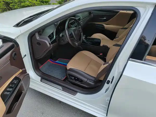 Lexus ES 2020