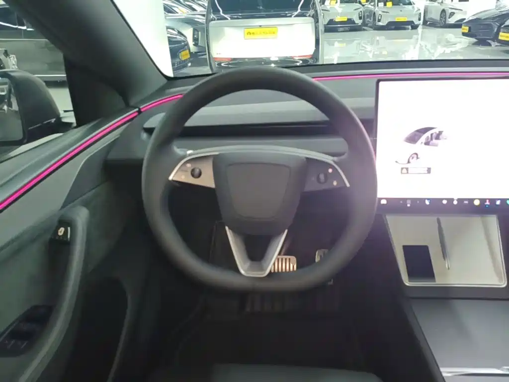 Tesla Model Y L 2025 — фото 11