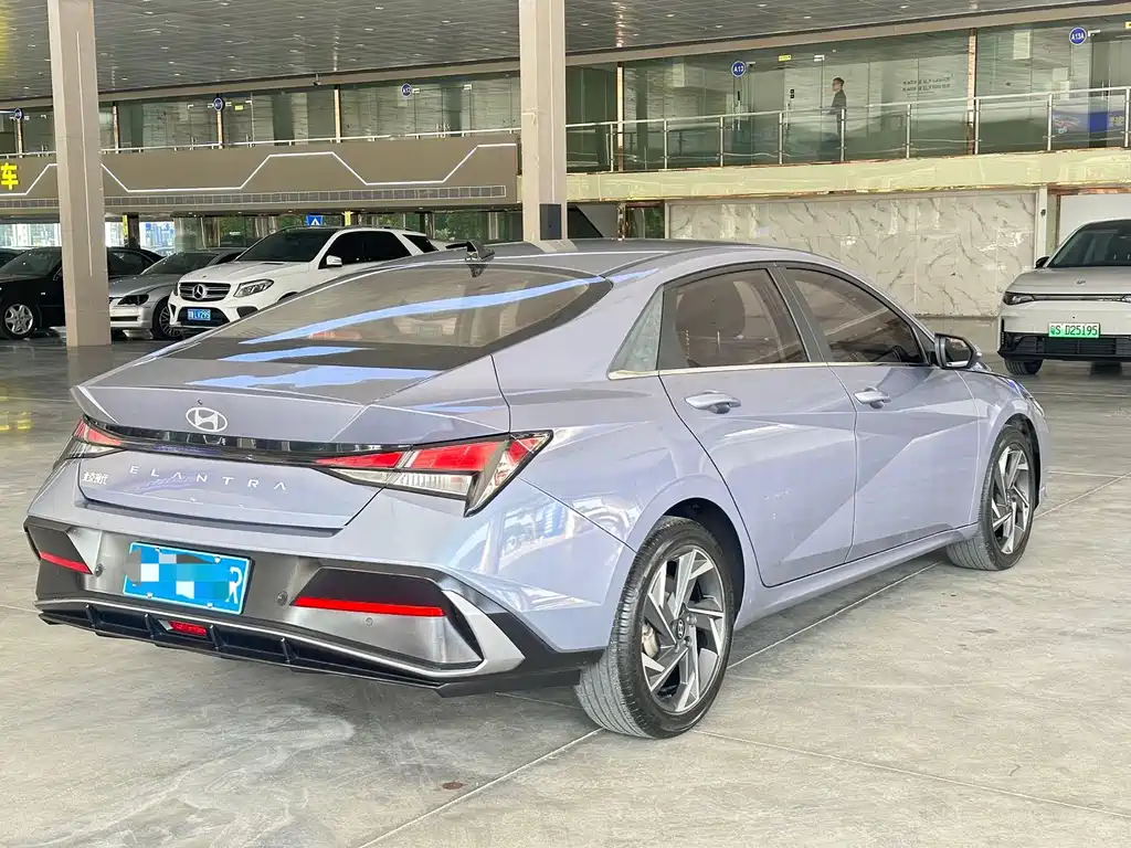 Hyundai Elantra 2023 — фото 8