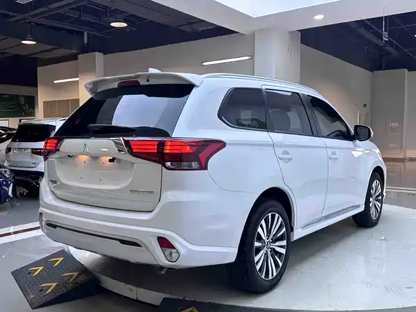 Mitsubishi Outlander 2023