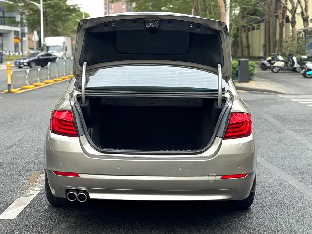 BMW 5 Series 2011 — фото 15
