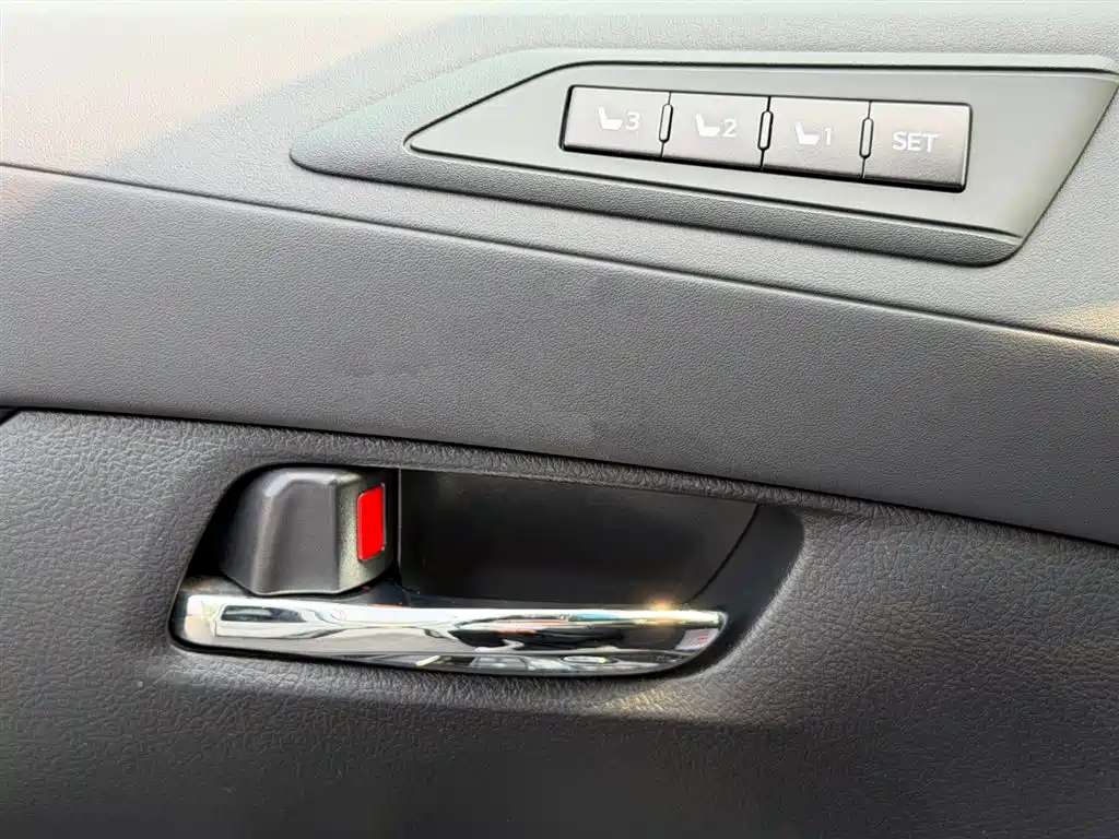 Toyota Alphard 2023 — фото 8