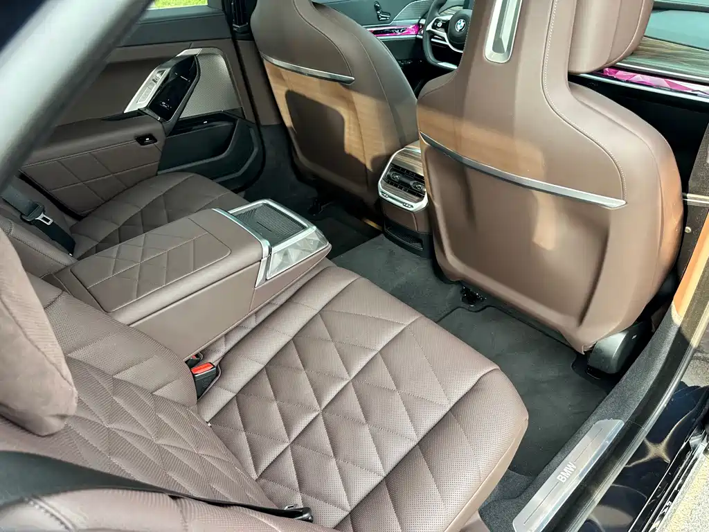 BMW 7 Series 2024 — фото 10