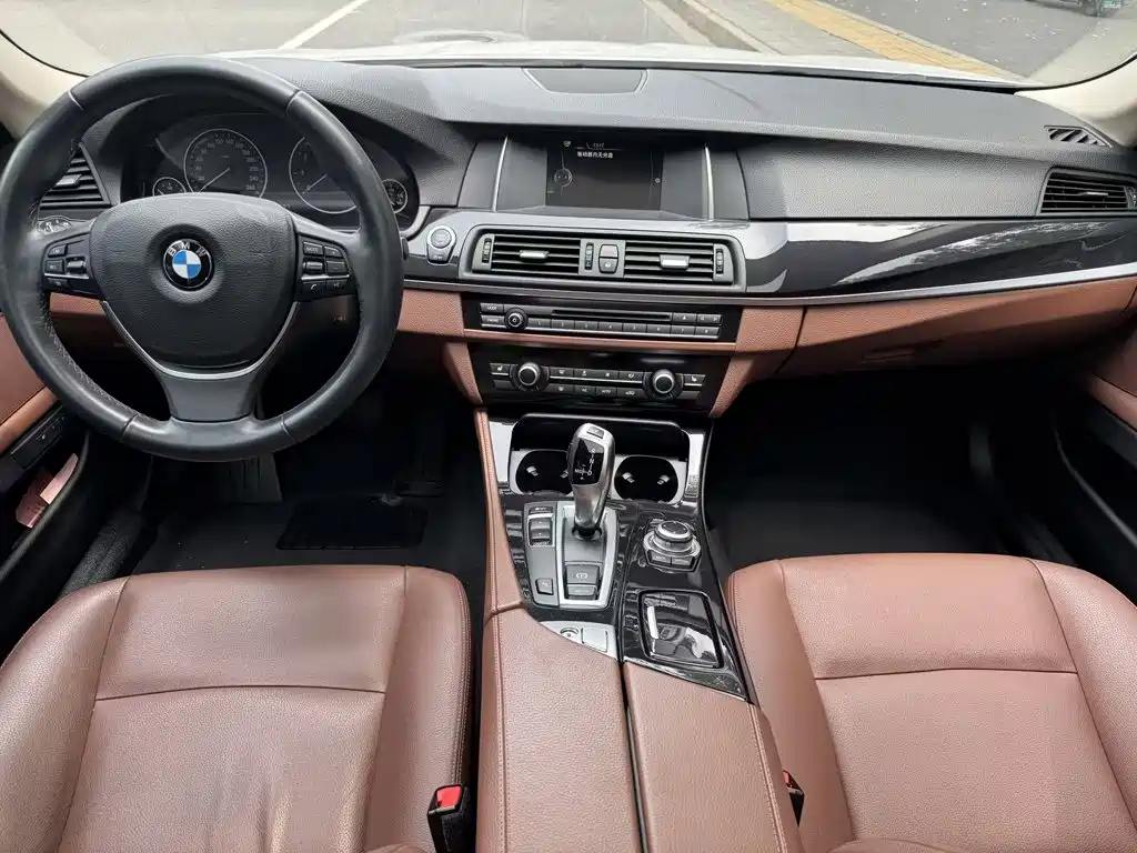 BMW 5 Series 2017 — фото 8