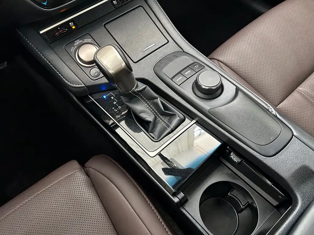 Lexus ES 2018 — фото 17