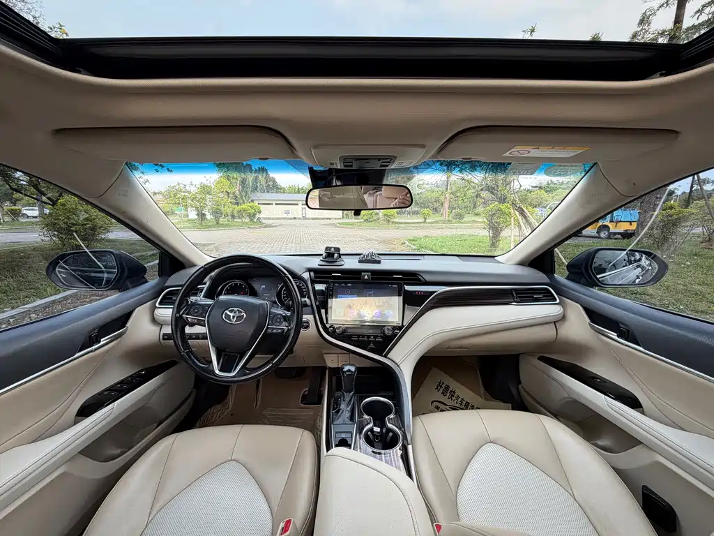 Toyota Camry 2018 — фото 12