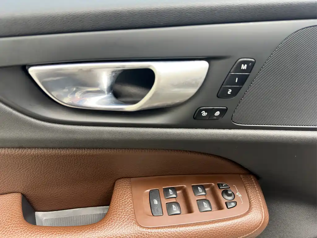Volvo S60 2021 — фото 19