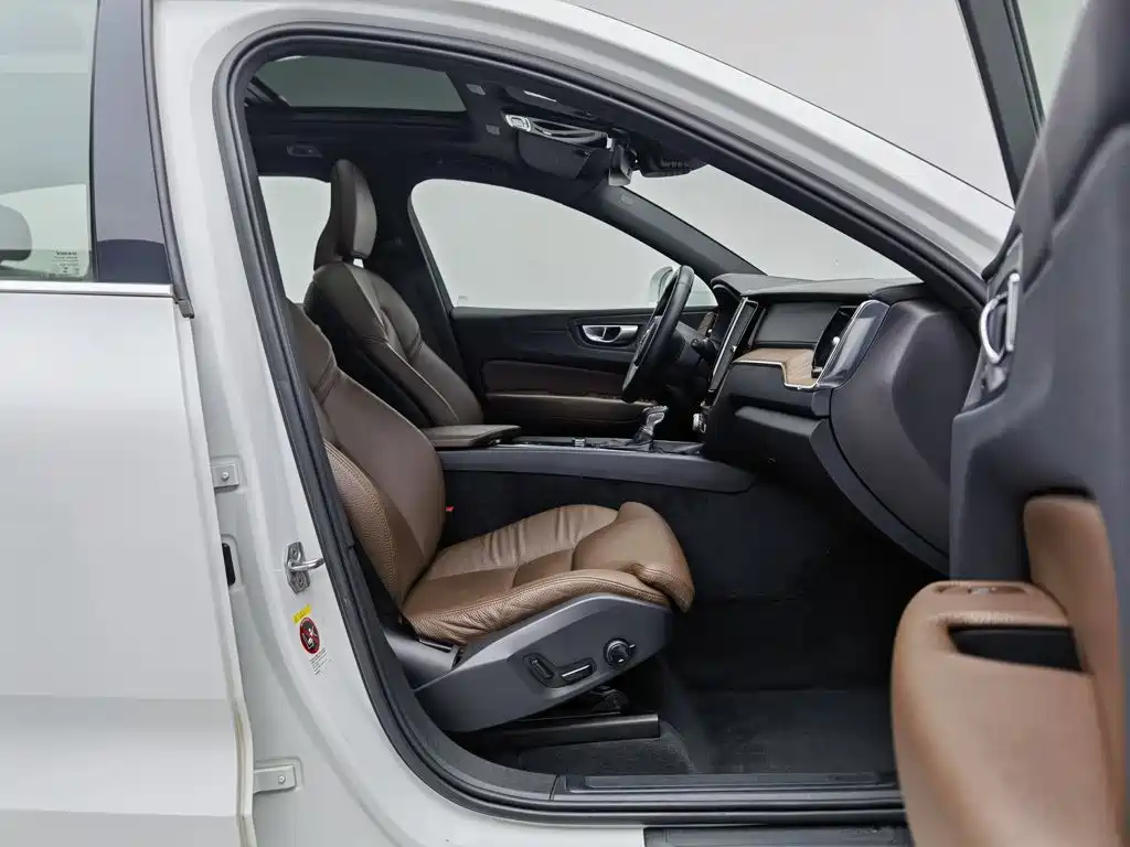 Volvo XC60 2020 — фото 23