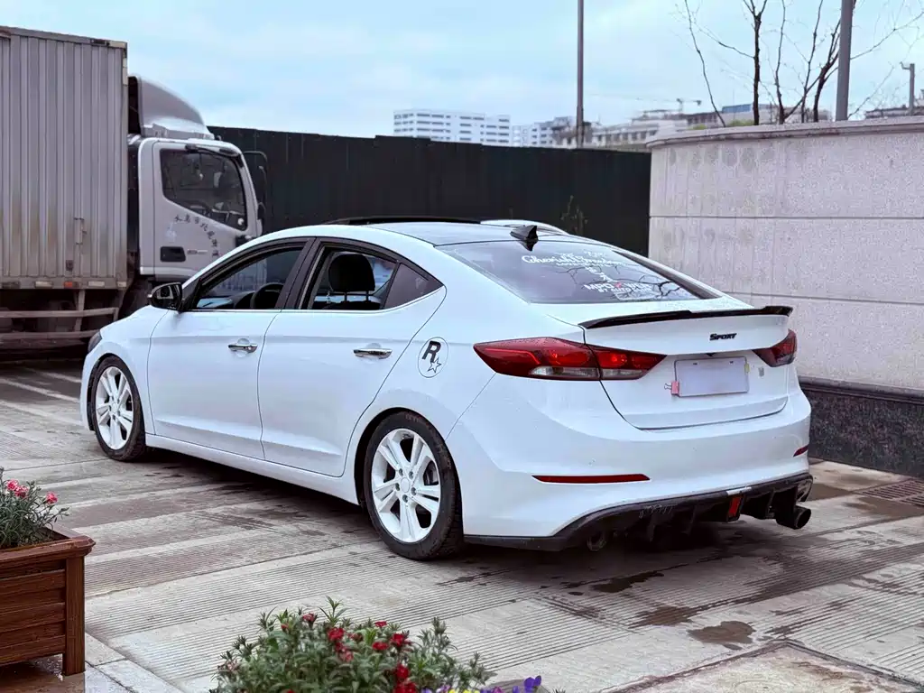 Hyundai Elantra 2017 — фото 8