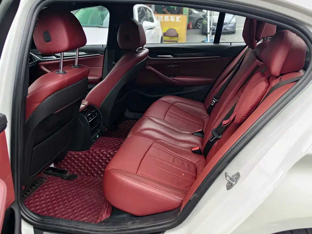 BMW 5 Series 2018 — фото 10