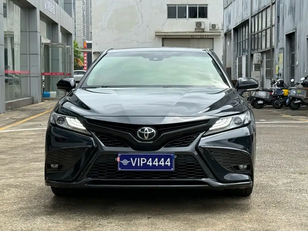 Toyota Camry 2022 — фото 2