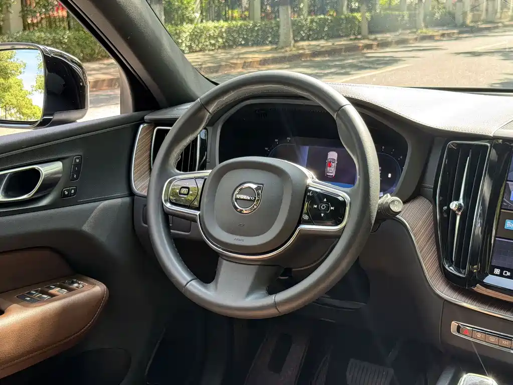 Volvo XC60 2023 — фото 12