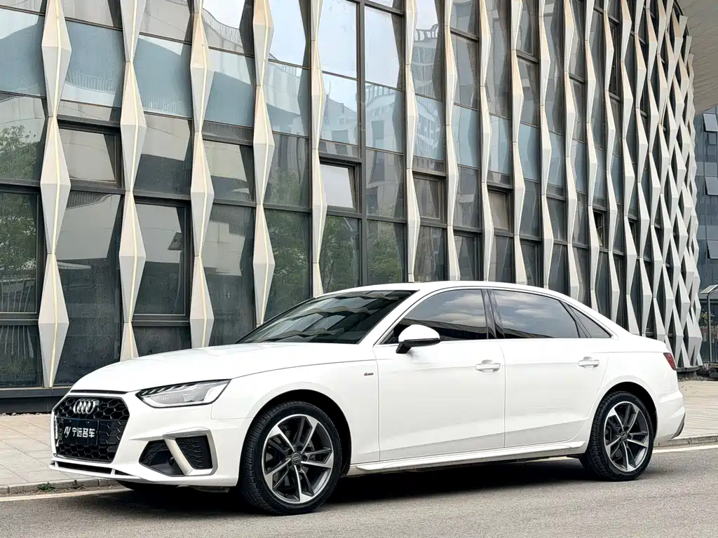 Audi A4L 2021 — фото 1