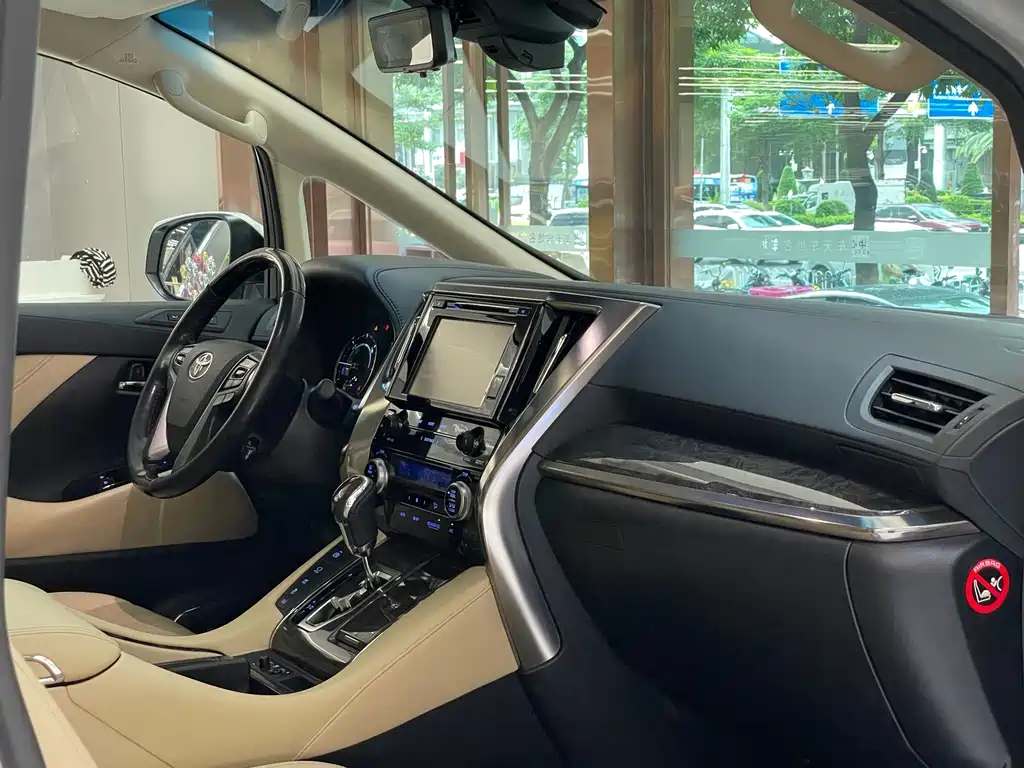Toyota Alphard 2020 — фото 25