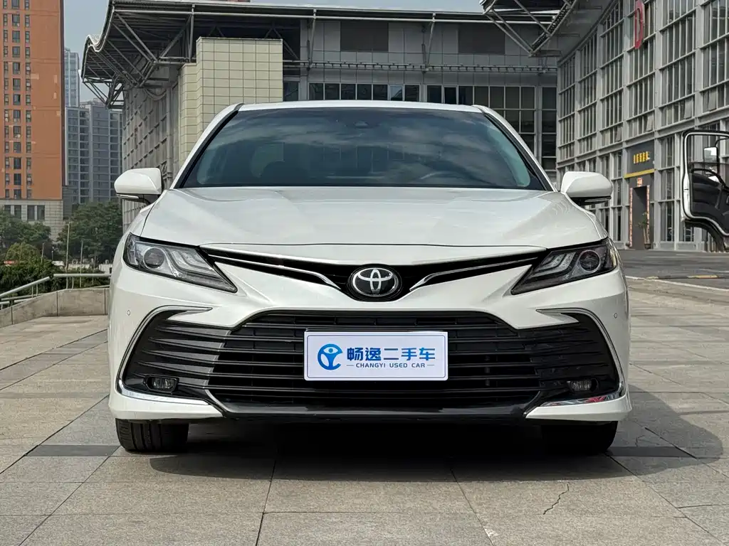 Toyota Camry 2022 — фото 2