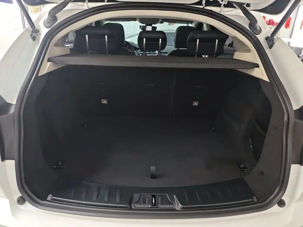 Jaguar E-PACE 2018 — фото 15