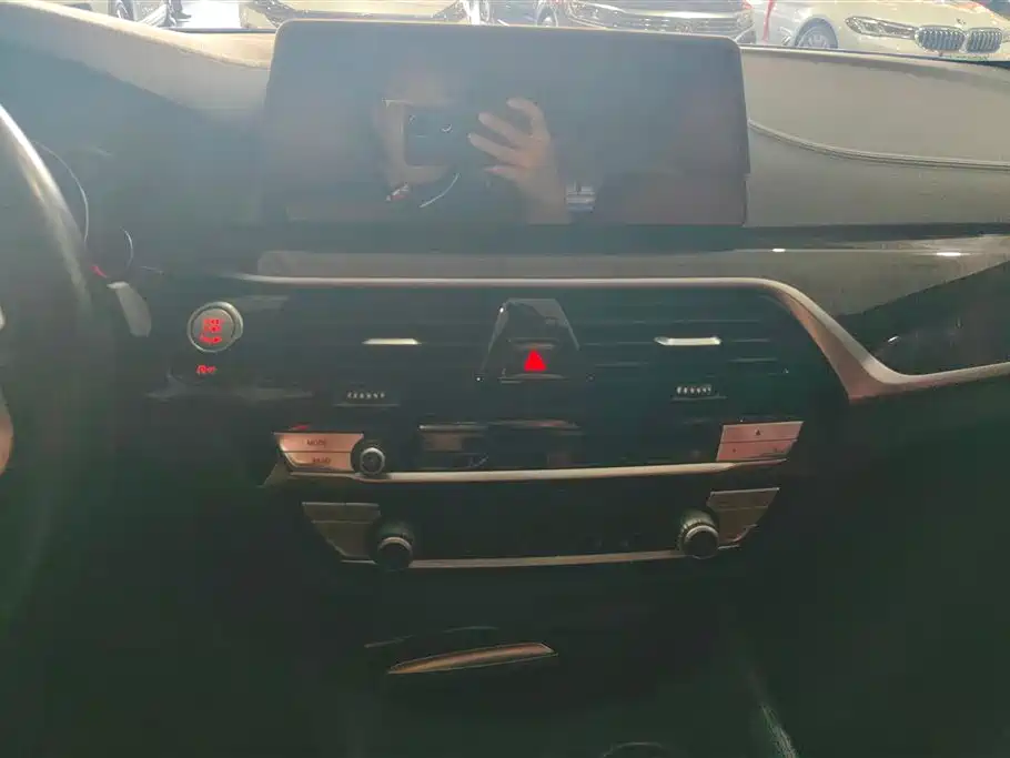 BMW 5 Series 2018 — фото 13