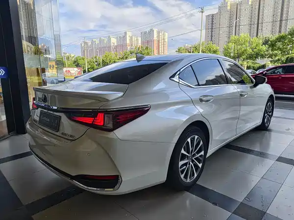 Lexus ES 2024