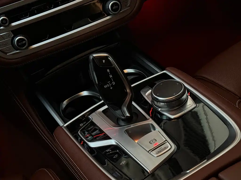 BMW 7 Series 2018 — фото 32