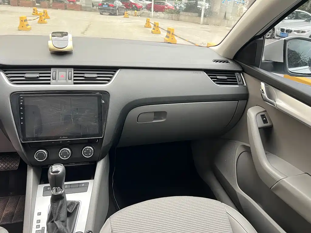 Skoda Octavia 2015 — фото 11