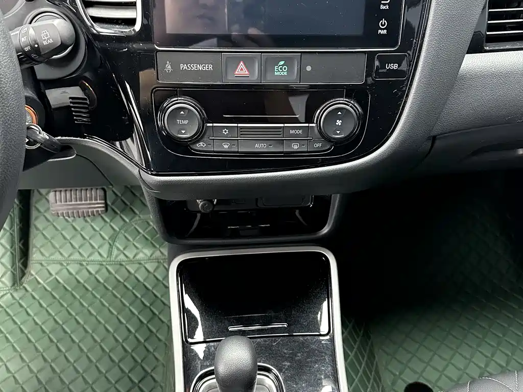 Mitsubishi Outlander 2023 — фото 15