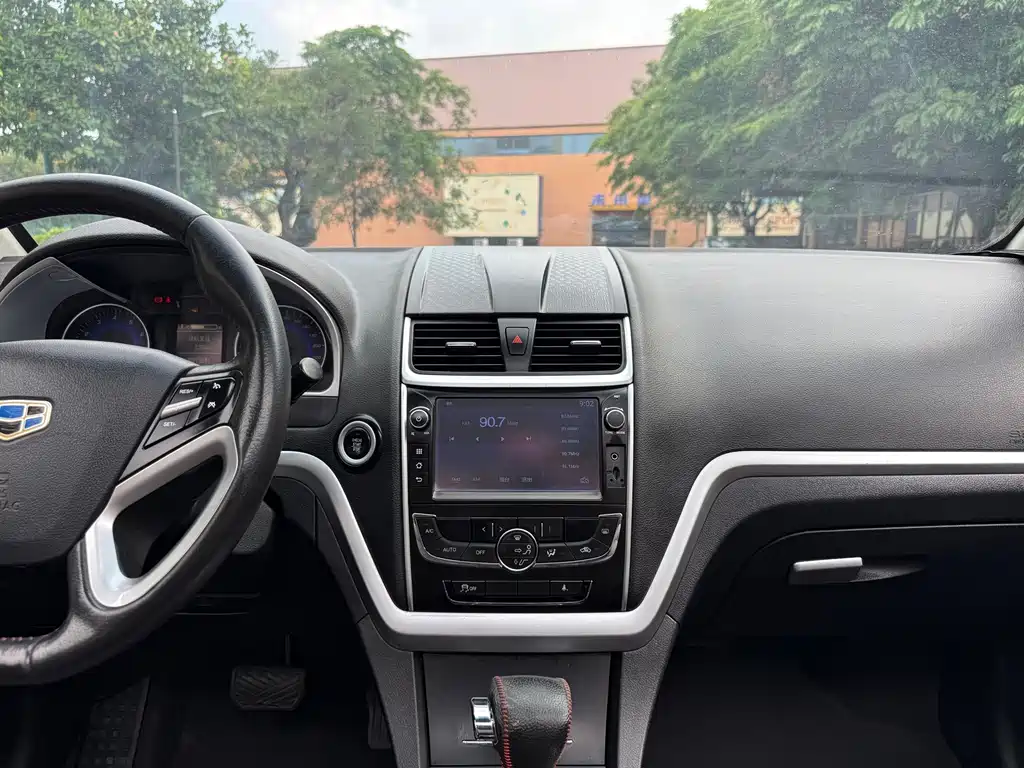 Geely Emgrand 2015 — фото 12