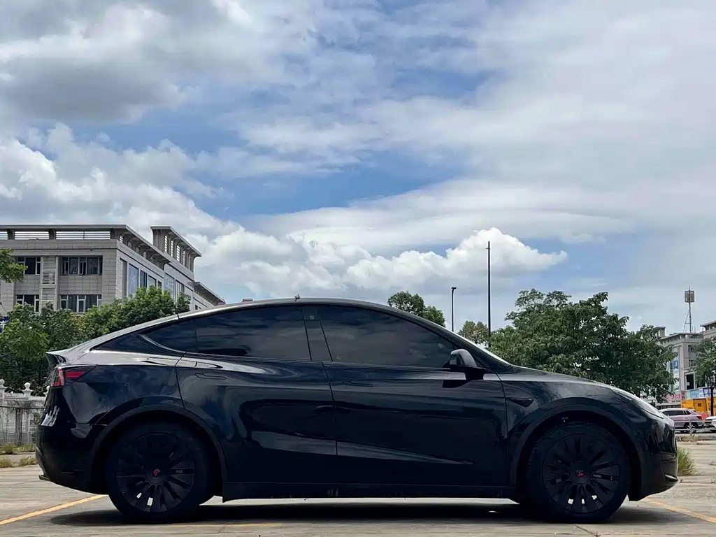 Tesla Model Y 2023 — фото 13