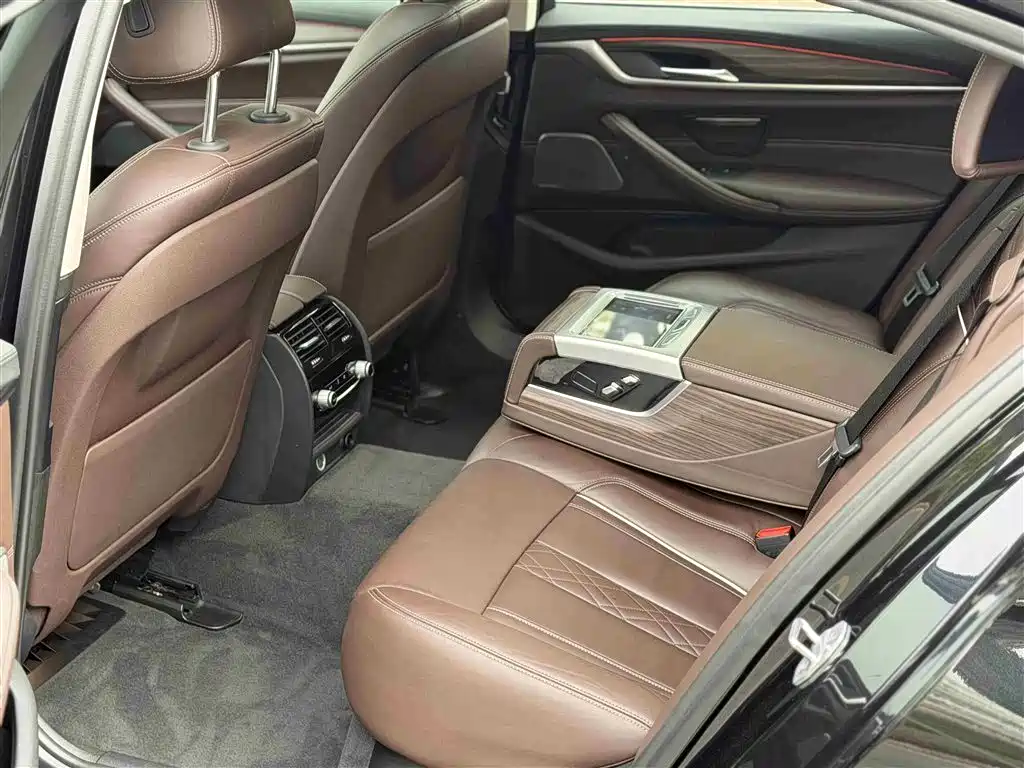 BMW 5 Series 2018 — фото 10