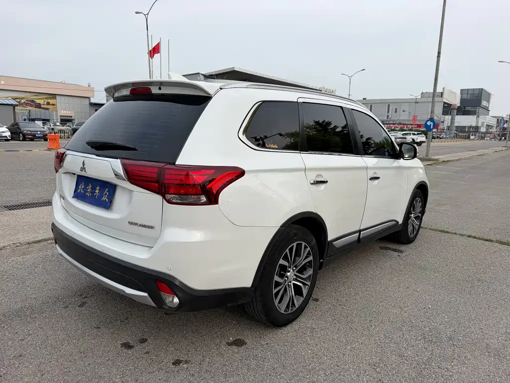Mitsubishi Outlander 2018 — фото 5