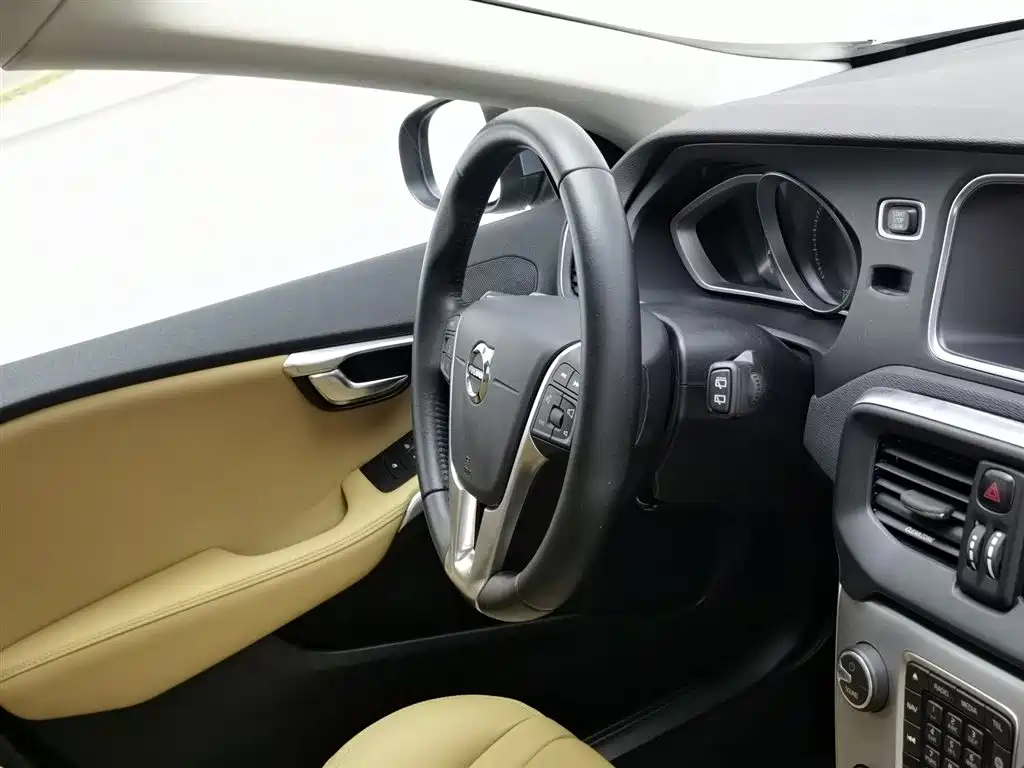 Volvo V40 2017 — фото 22