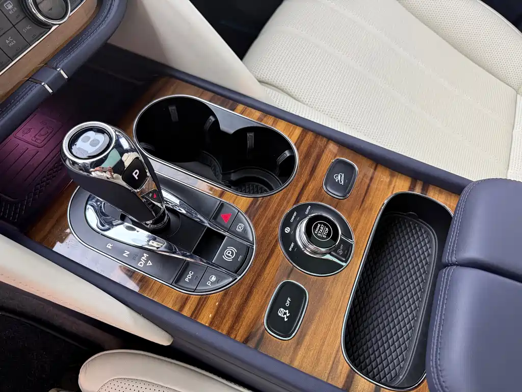 Bentley Bentayga 2020 — фото 13