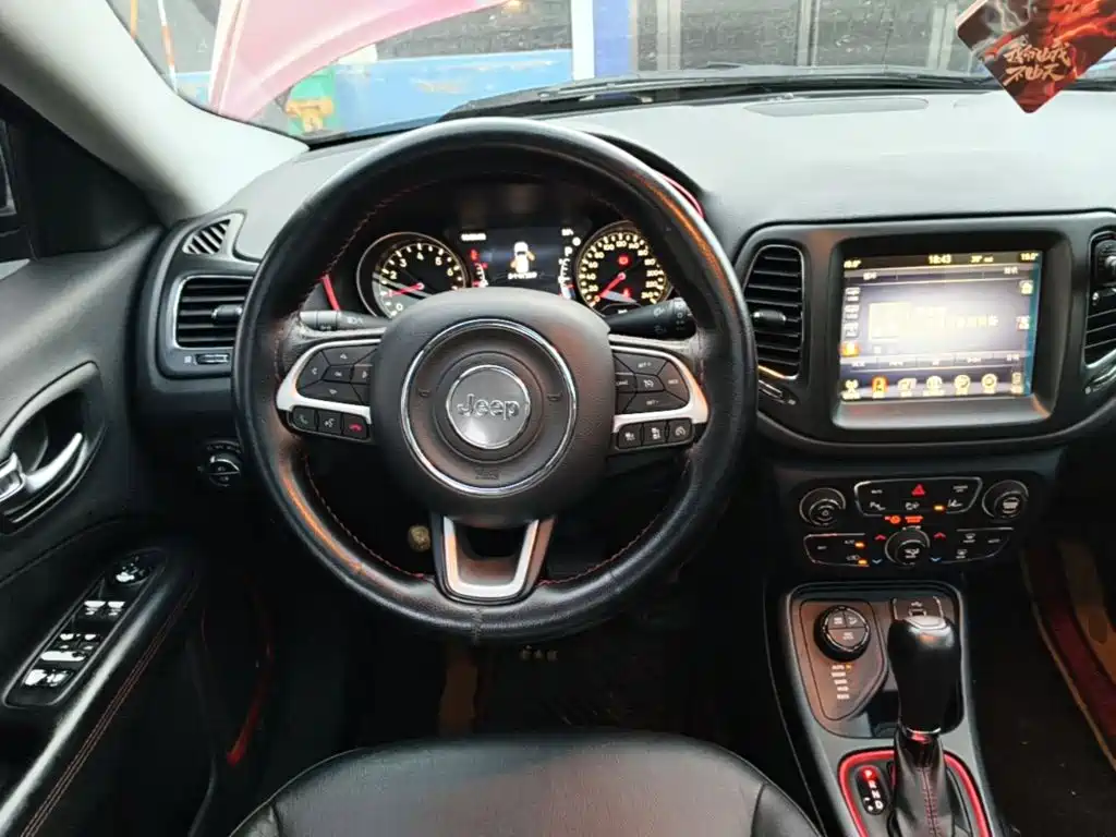 Jeep Compass 2017 — фото 11