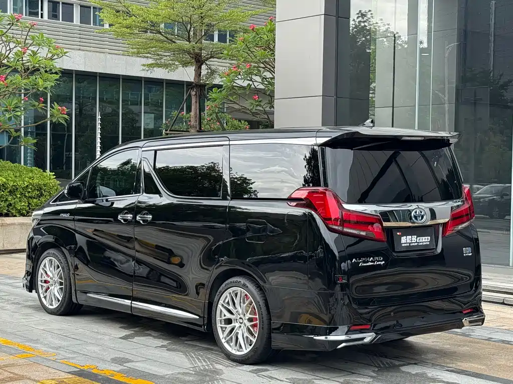 Toyota Alphard 2022 — фото 18