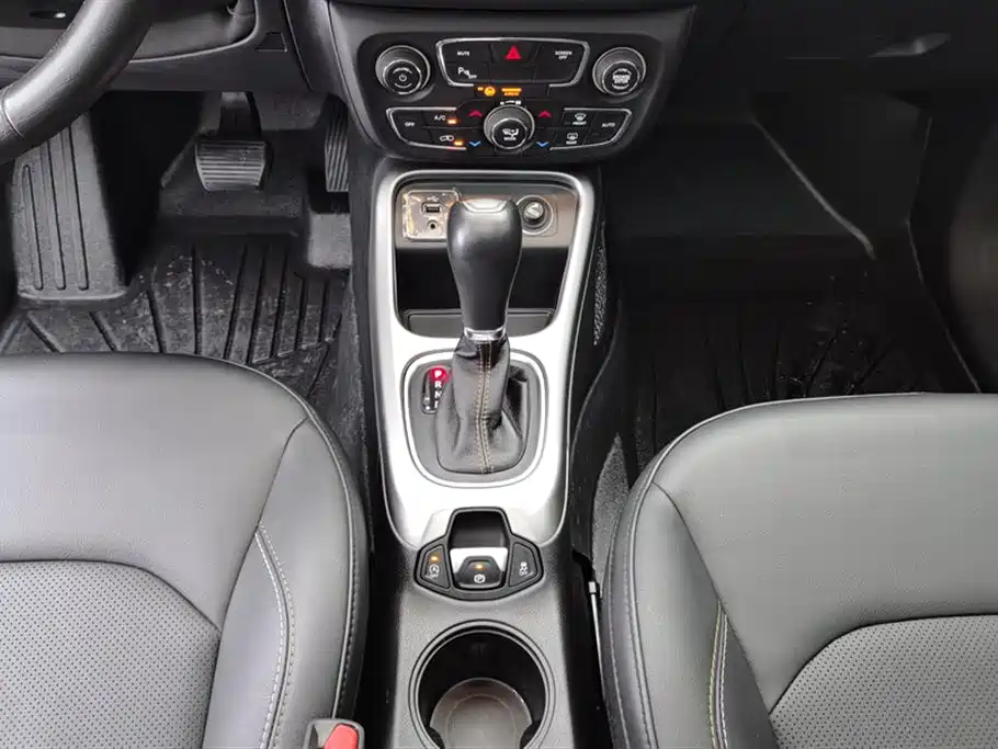 Jeep Compass 2018 — фото 16