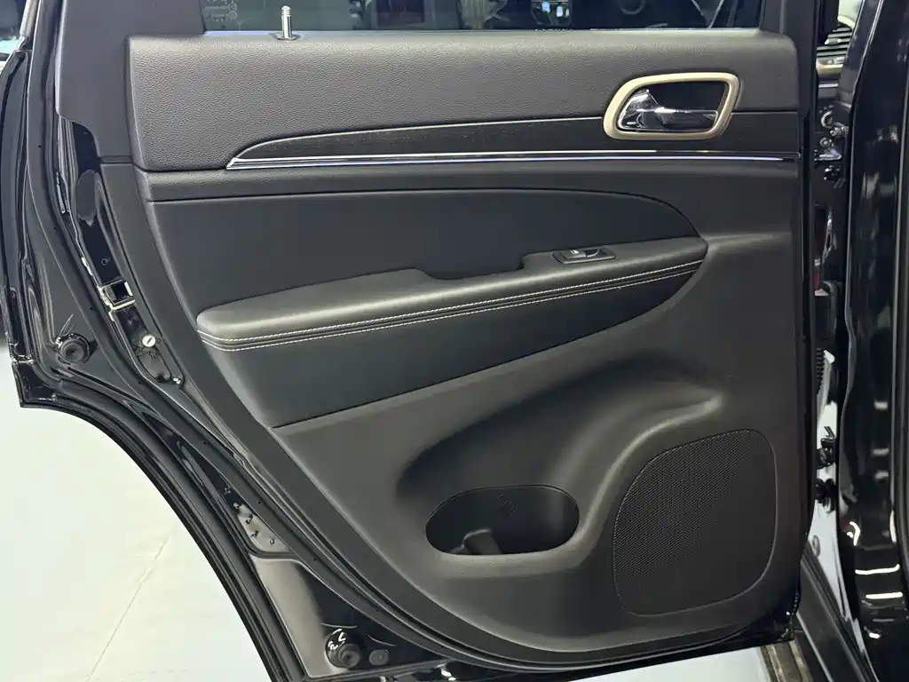 Jeep Grand Cherokee 2015 — фото 11
