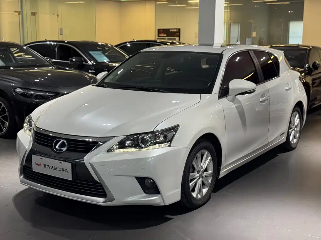 Lexus CT 2017 — фото 1