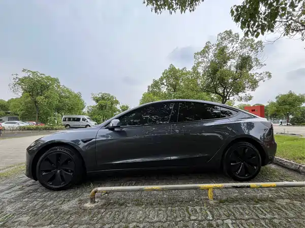 Tesla Model 3 2024