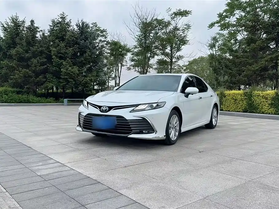Toyota Camry 2022 — фото 1