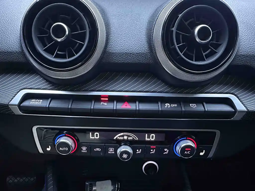 Audi Q2L E-Tron 2023 — фото 18